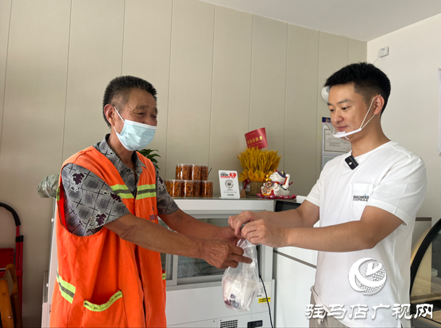 愛心商家為環衛工人送清補涼 致敬高溫下的“城市美容師”
