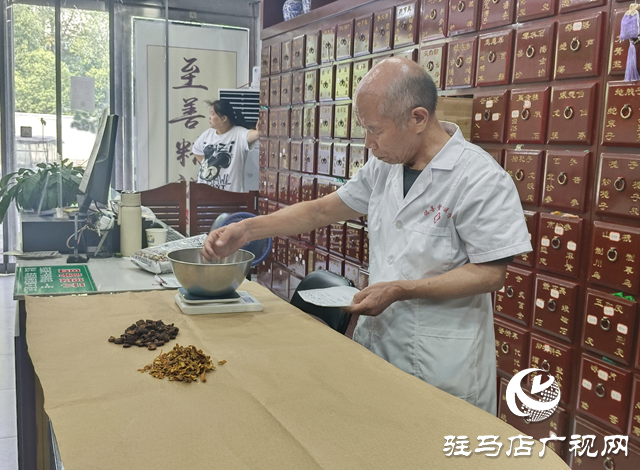 高溫下的清涼守護：愛心中醫館為戶外工作者免費供應酸梅湯