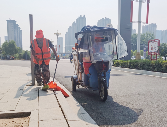 高溫下的堅守：環衛工人用汗水守護城市整潔