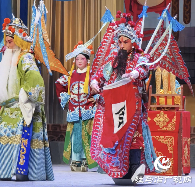 從厚底朝靴到“舞臺戰靴” 戲曲“男士高跟鞋”里的文化碰撞