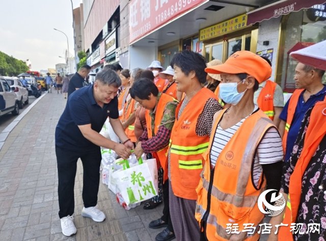 夏日送清涼！河南好人劉洪濤慰問一線環(huán)衛(wèi)工人