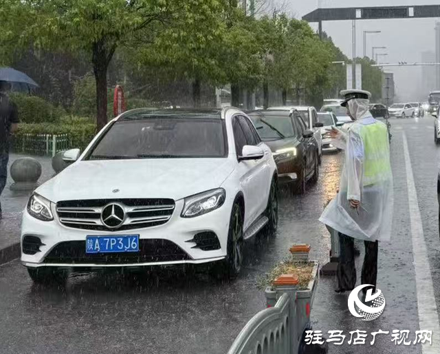 風雨中的熒光綠：示范區交警冒雨守護市民平安出行