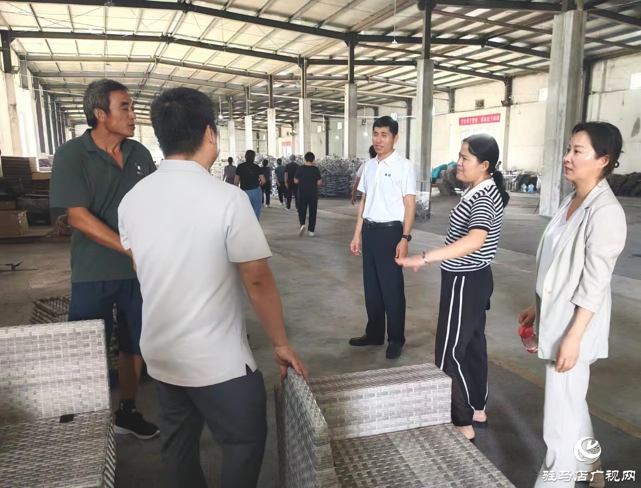 正陽縣真陽街道：人大代表赴藤編企業調研