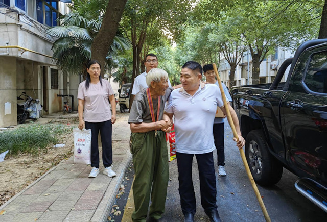 【文明風采天中行】中國好人何文禮：拐杖撐起大愛人生