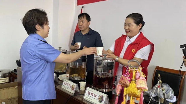 駐馬店市中醫院專家走進武漢鐵路局駐馬店車務段開展中醫藥文化宣傳暨義診活動