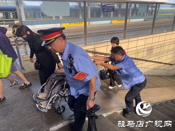  西平車站不懼高溫 護航旅客回家路