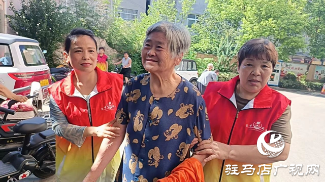 義工余小霞為24位孤寡老人送清涼 15年公益路溫暖社區