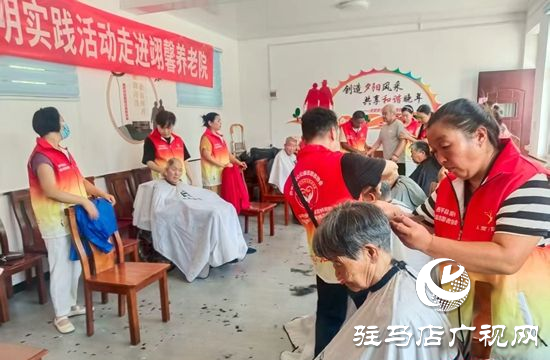  西平縣志愿者走進養老院 義務理發暖人心